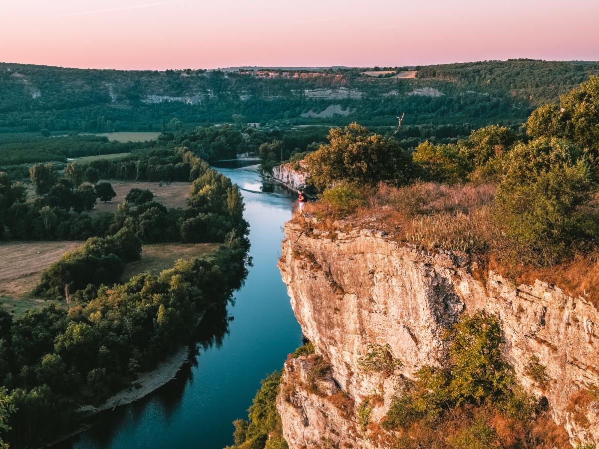En-contemplation-devant-la-vallee-de-la-Dordogne-Lot-Tourisme-Teddy-Verneuil-180816-084834-1200x900.jpg